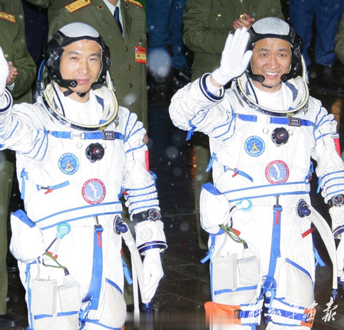 【航天史上的今天】2005年10月12日，航天员费俊龙、聂海胜在雪花纷飞中起航，