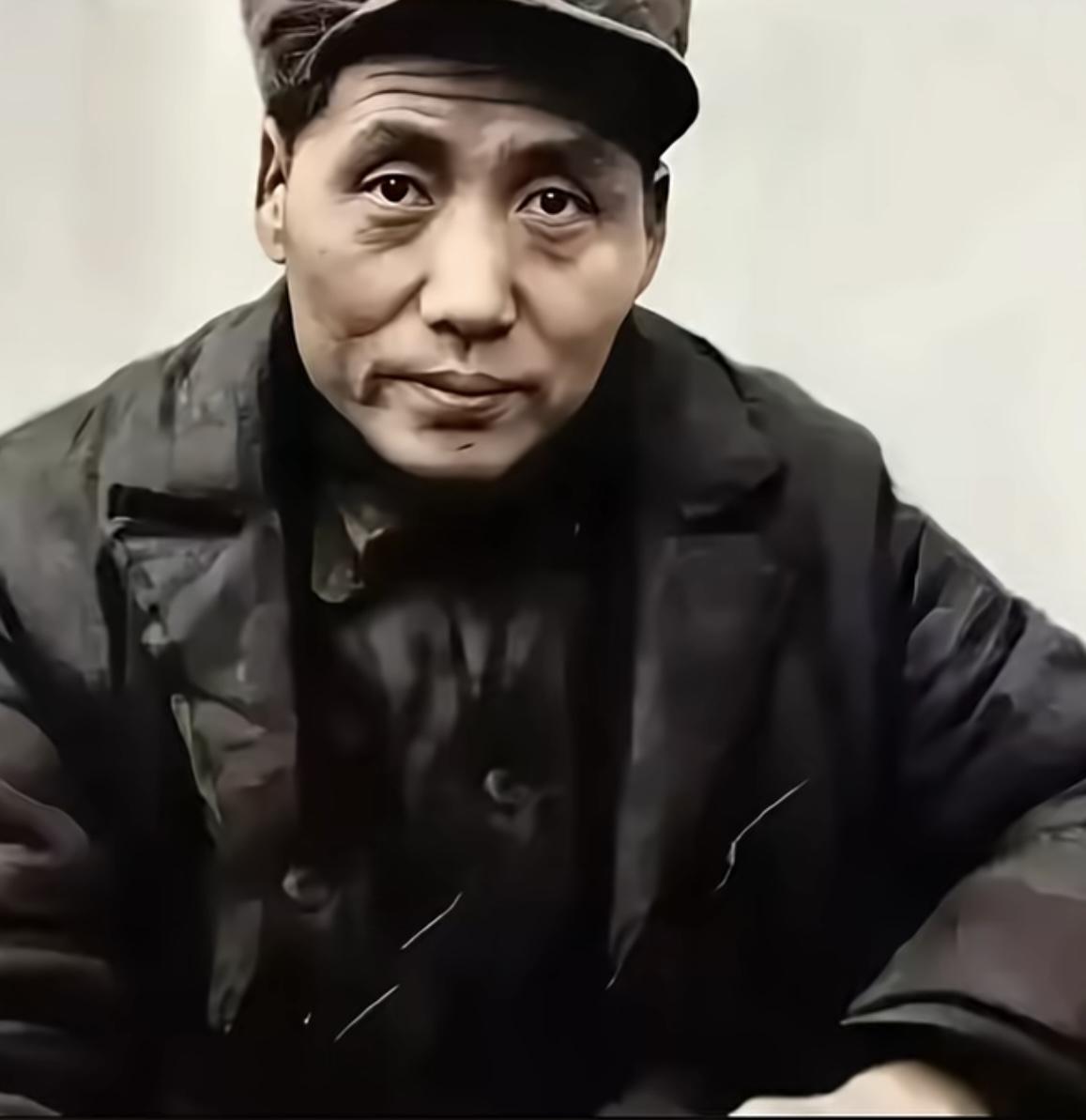 这是毛主席走完长征后的真实样貌，都看看吧，伟人穿着破烂的衣服，整个人瘦到脱相，每