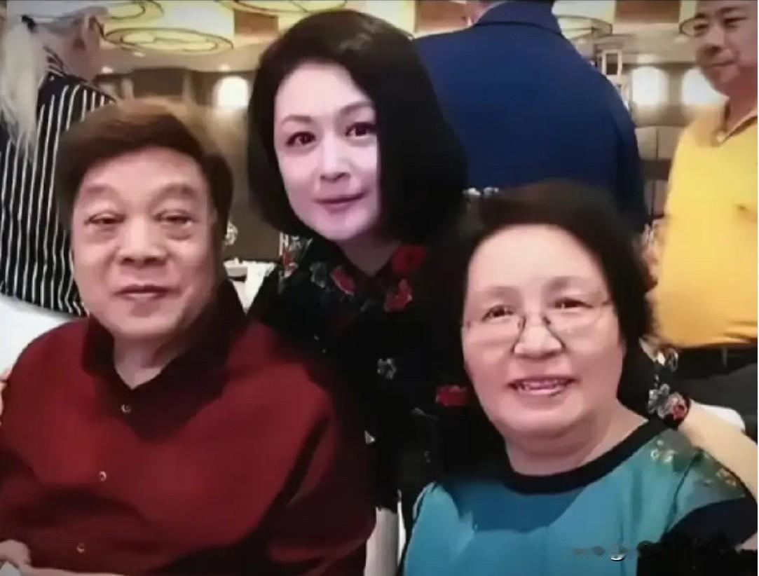 这是于月仙生前与赵忠祥及妻子张美珠的一张珍贵合影。物是人非，如今于月仙和赵忠祥都