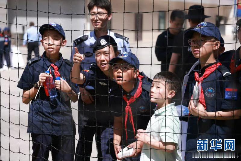 兰州安宁公安少年警校庆六一 【无人机下过六一，科技种子种心田】 别人过节收玩具，