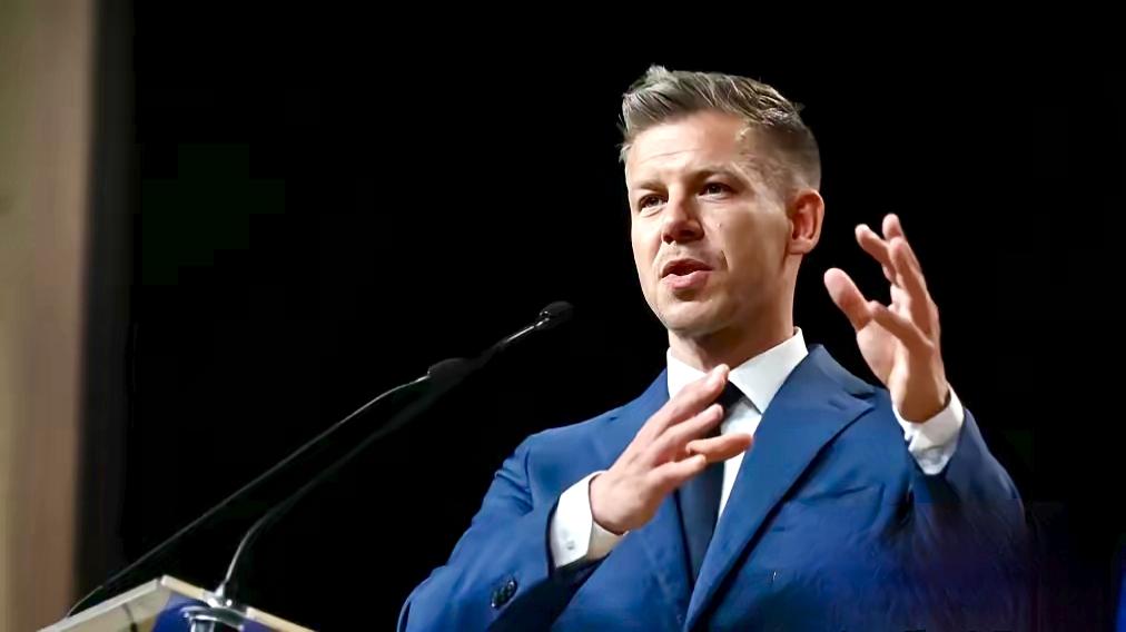 马扎尔已经公开要求匈牙利总统、最高法院首席大法官、宪法法院院长、审计长、媒体管理