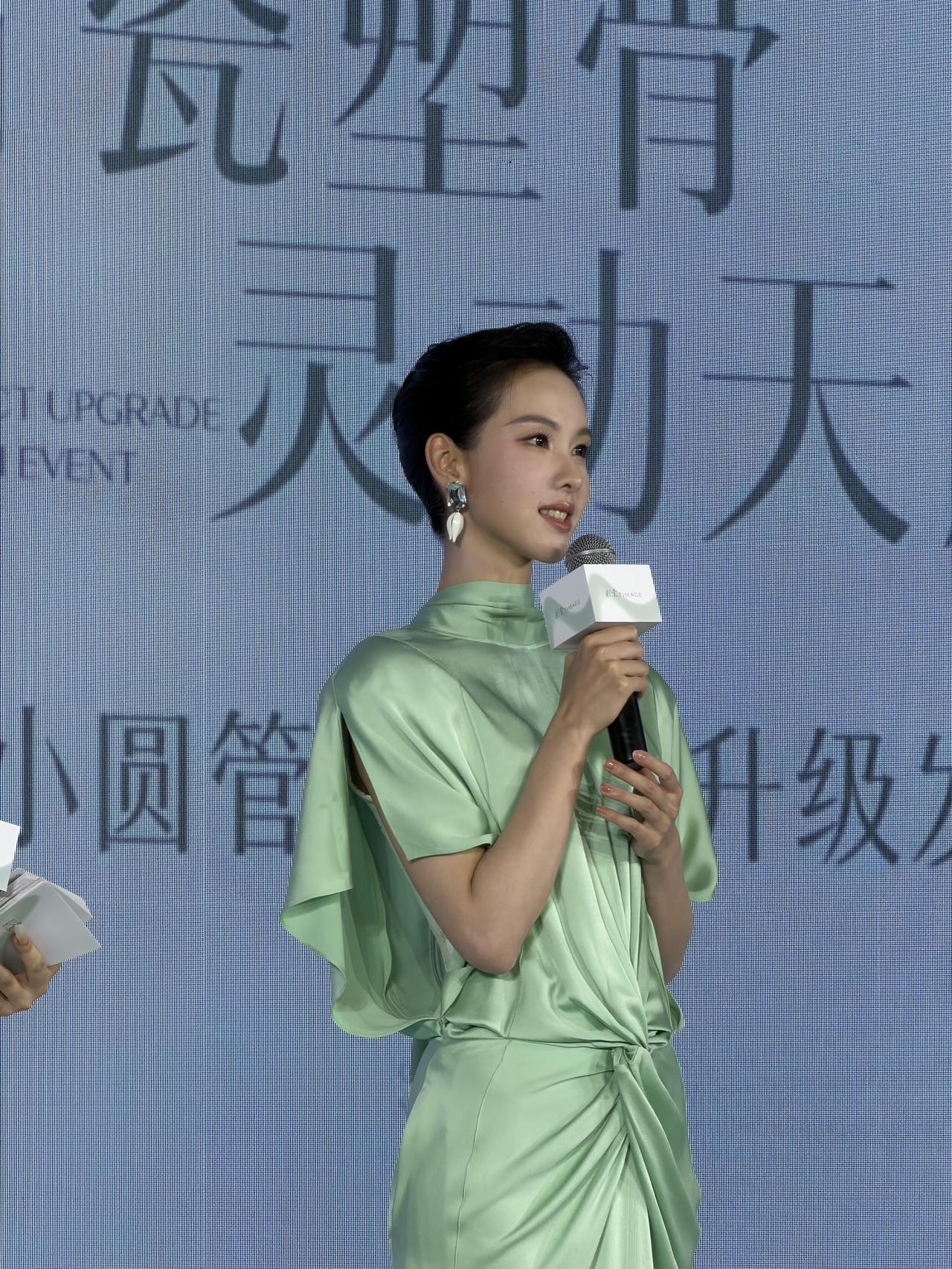 陈都灵很适合这个造型
确实很优雅，仪态也很好
好慈悲，有观音像
超级紧致的皮肤