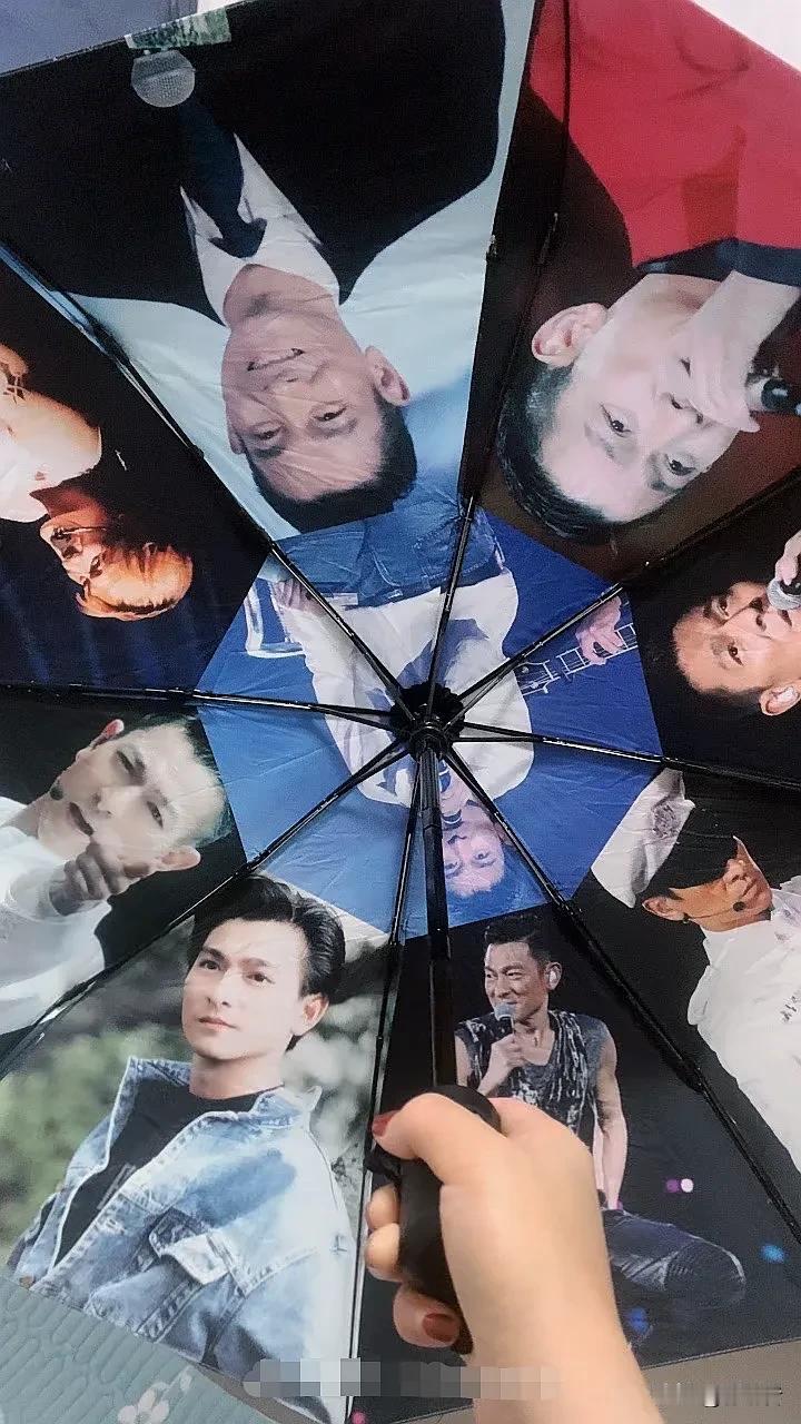 真逗，这是让刘德华来防晒防雨，心情一定很不错吧。
