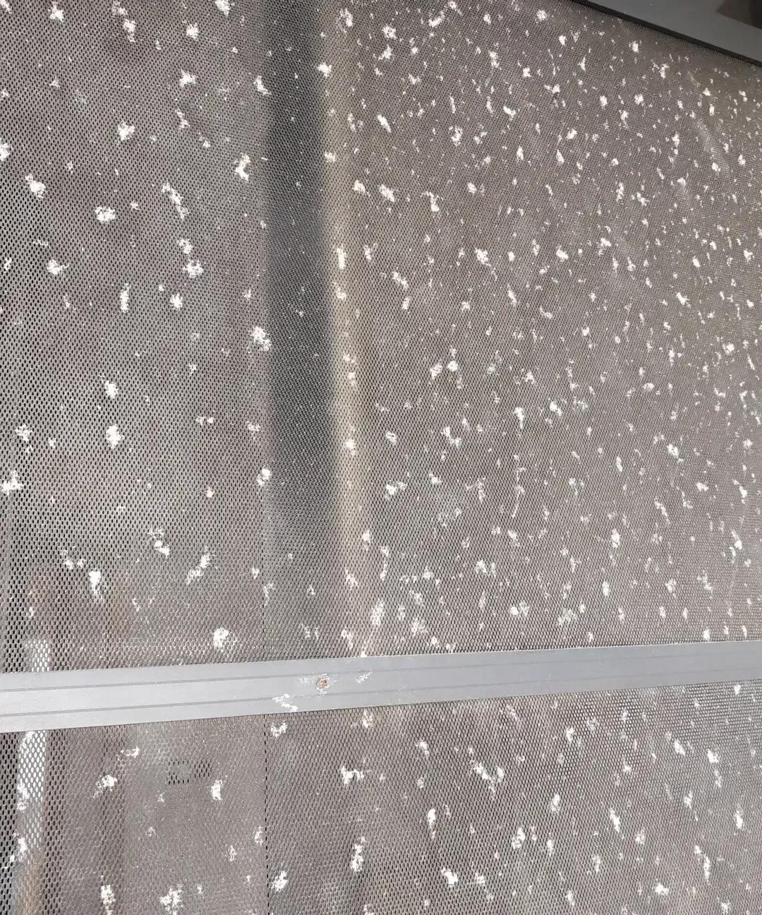 我住进姐姐琼海的海边房，第一晚就被纱窗上的白霜吓到。
以为是灰，拿抹布一擦，硬得