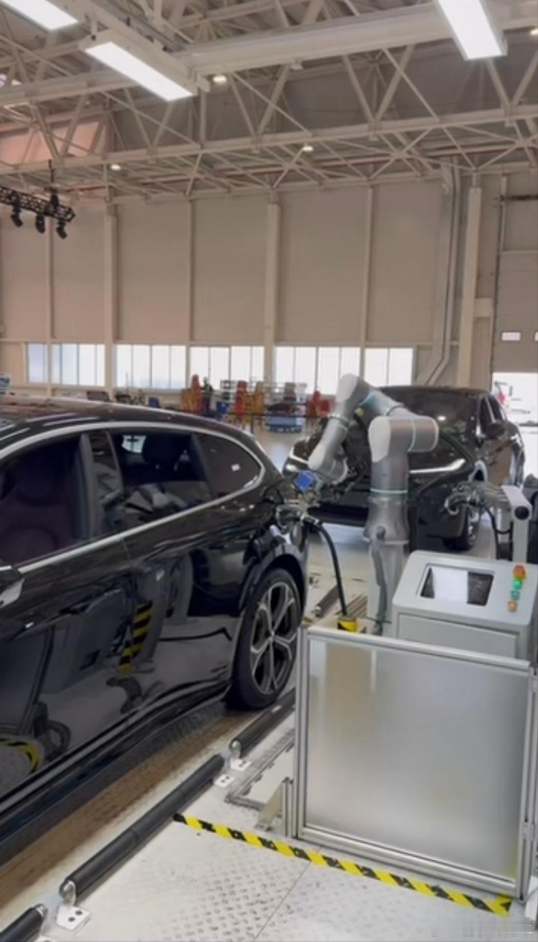 蔚来工厂的充电口检测线上，有这样的一些机器人手臂，这玩意蔚来用的有年头了，是不是