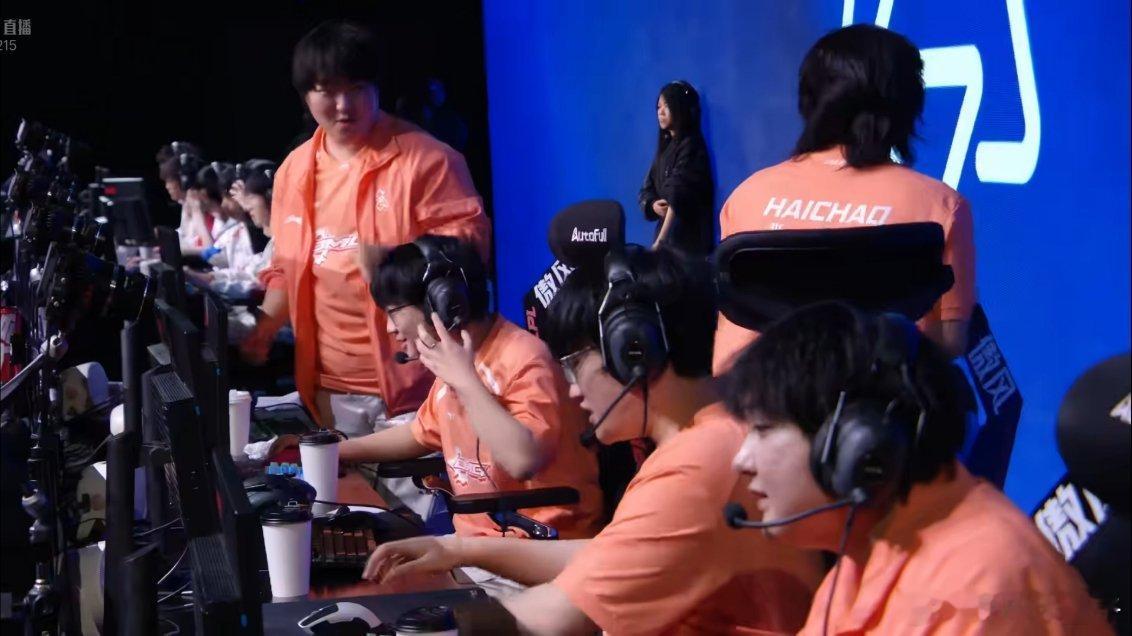 LGD为自己的不严谨付出代价第一局领先一万经济，被OMG翻盘。虽然第二局把比分扳