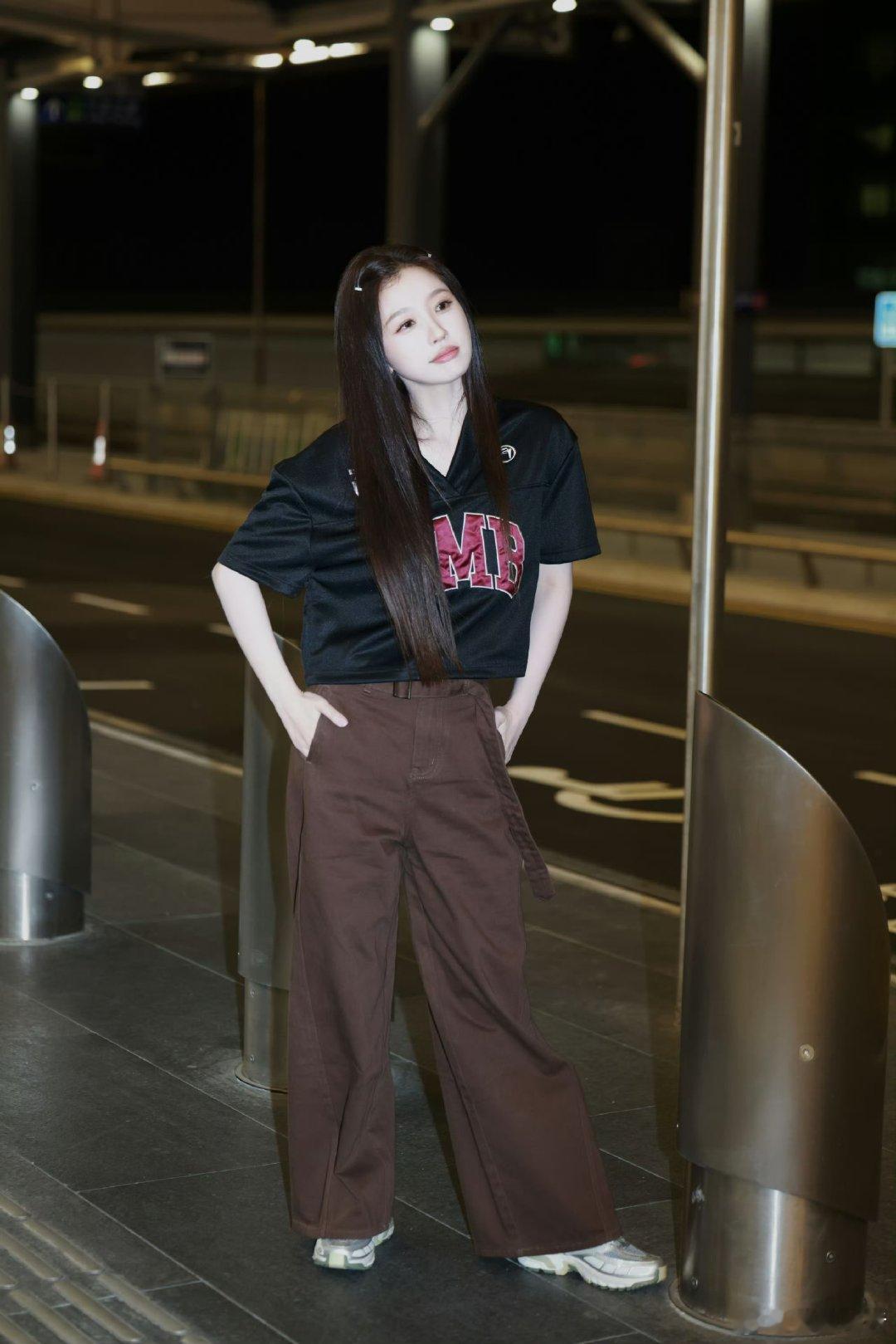 虞书欣与夜色共舞  虞书欣向着破晓出发  黑夜只是暂时的，加油欣欣子 