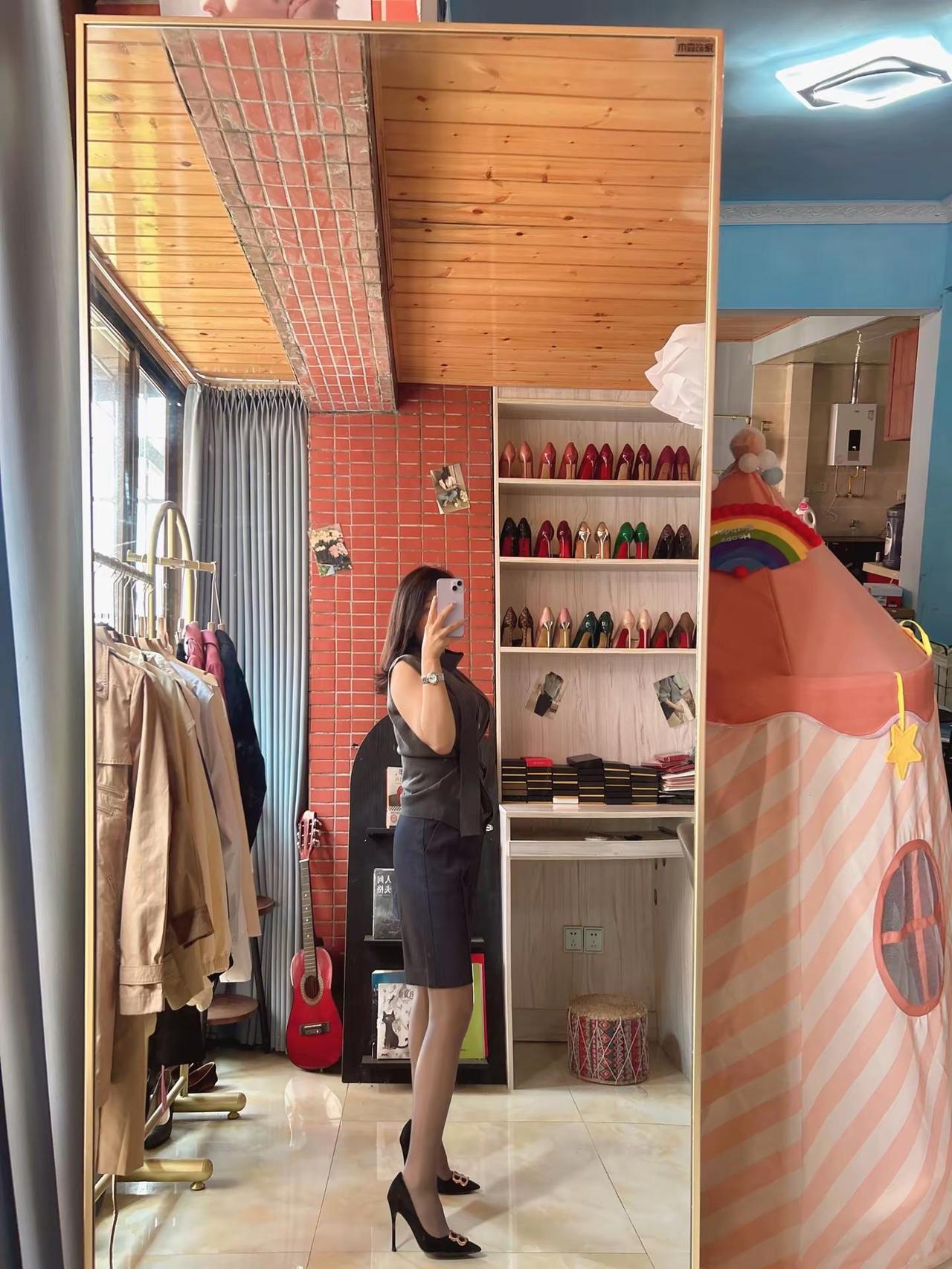 你能体谅，我有雨天，偶尔胆怯，你都了解ootd今日份高跟鞋