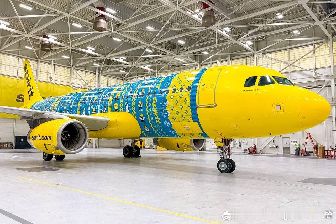 天冷了。美国Spirit航空给一架A320穿上了圣诞毛衣 
