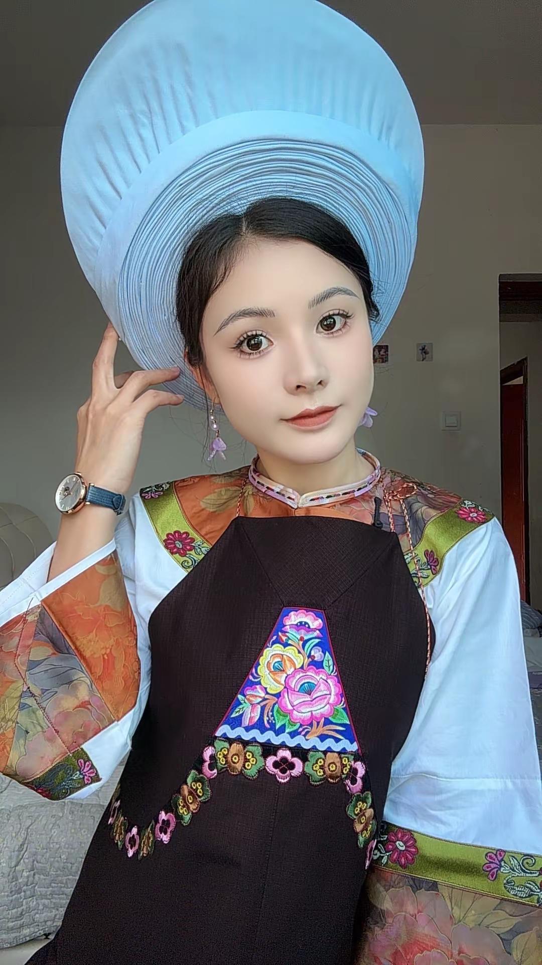 有喜欢这一套衣服可以预定哦总是要穿一次民族服装