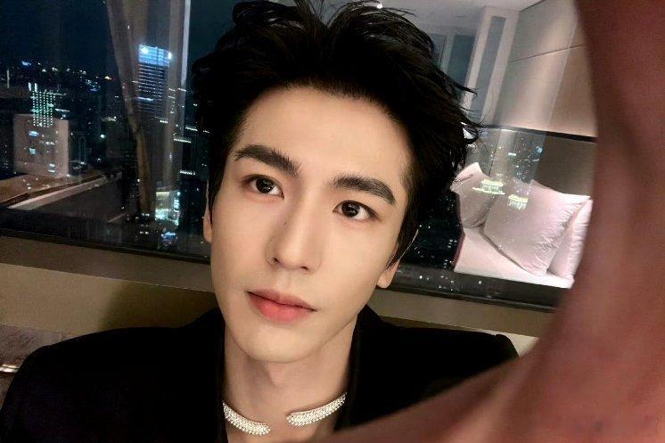 张凌赫俊朗皮囊之下满是细腻柔软张凌赫的细腻真的是体现在方方面面，不止会给工作人员