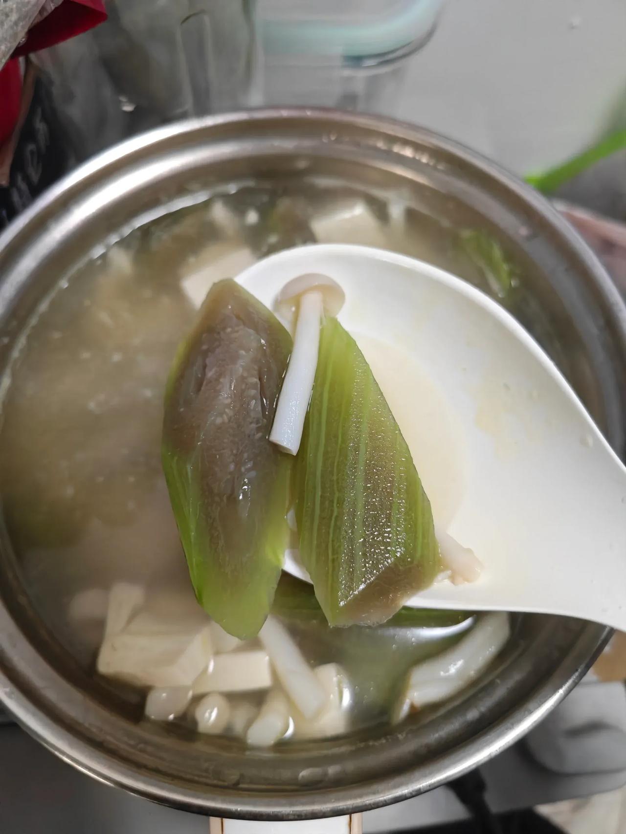 为什么丝瓜煮着煮着就发黑了？还能吃吗？浪费一锅汤！

这几天上火了，今天去超市买