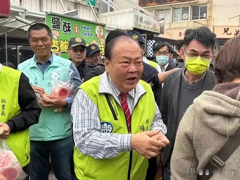 澎湖县长陈光复(绿)发红包时不慎跌倒！17日下午他在文化局演艺厅参加活动，给民众