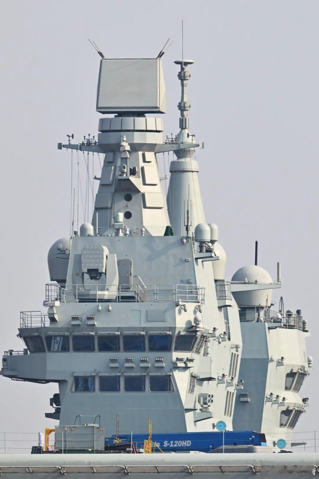 光看076的舰岛，未来感和科技感真的拉满，还有一种比福建舰还强的压迫感我这么说，