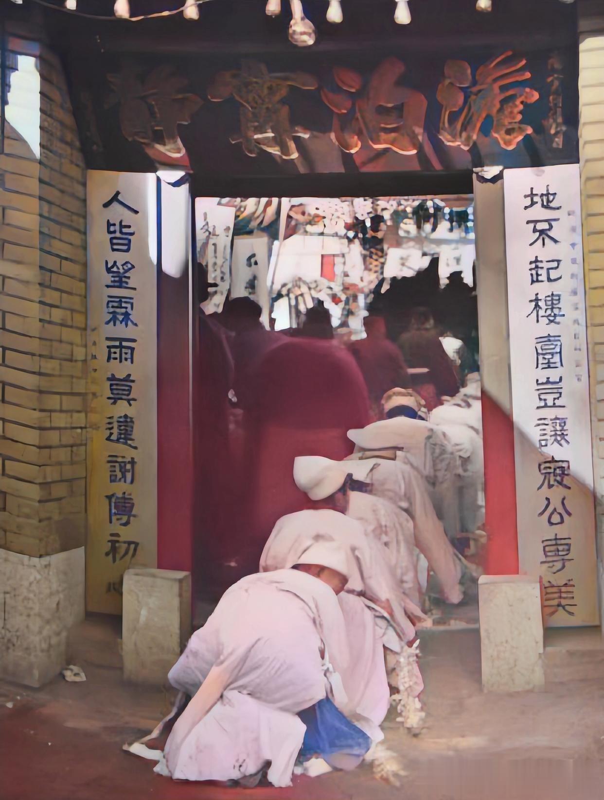 这是1928年，“东北王”张作霖葬礼的现场照片，孝子贤孙们跪成一条长长的队伍。
