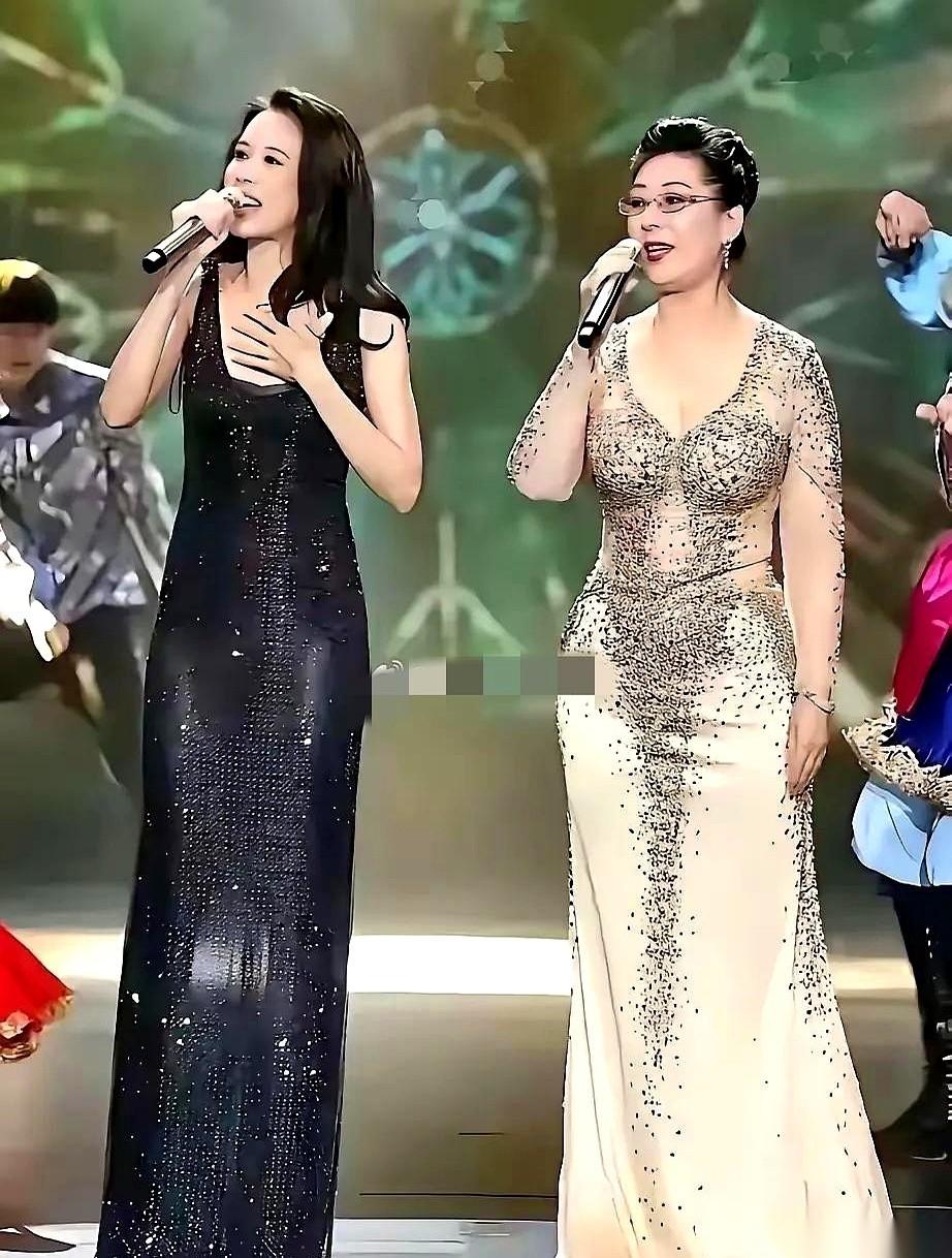 好家伙，这俩人往台上一站，我直接愣住了。
一个莫文蔚，一个关牧村。
一个穿黑，一