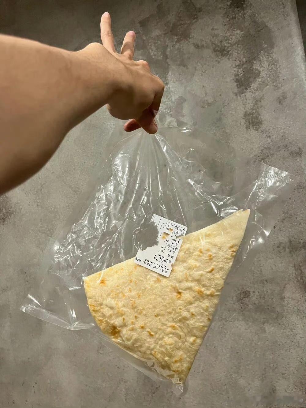 在生活里找易烊千玺的影子 他镜头里的世界很安静，有街角斜斜的光，有暖黄色的路灯，