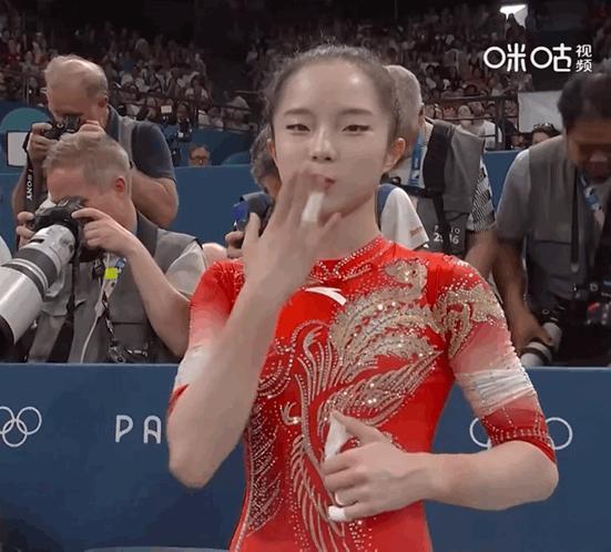 看体操女团决赛发觉到了张怡涵尊的像只小白猫一样[淡淡的] ​​​