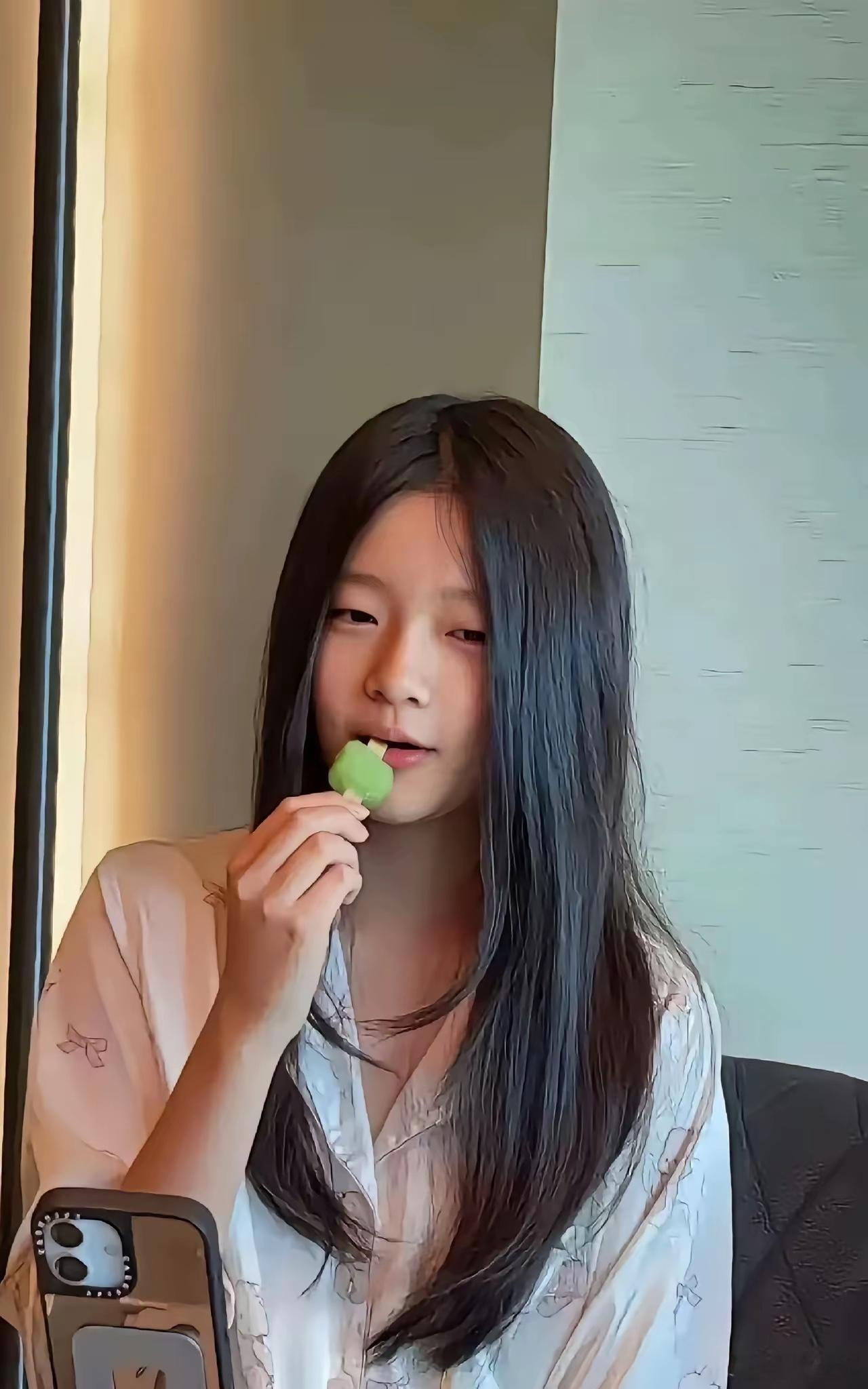 她小姨小s的几个女孩就比她自信多了，她天天长衫长裤，长长头发披下来，而且差不多整
