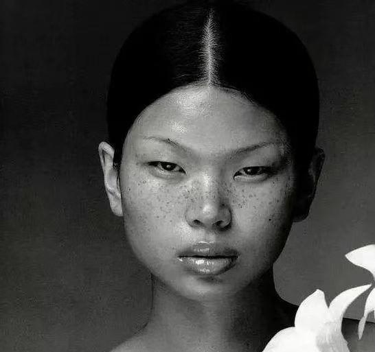 1999年，18岁的吕燕去面试模特，她满脸雀斑，一个男人对她说：“你真漂亮，真好