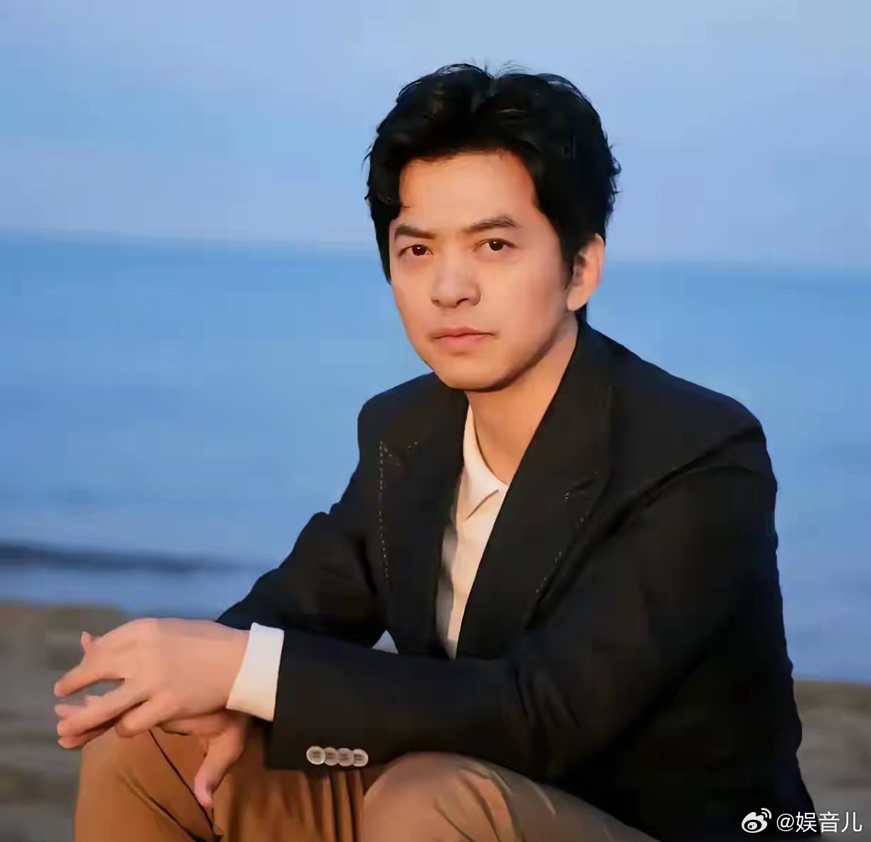 李健说：“我每天吃一餐，早上不吃，中午也不吃，只喝一杯咖啡，晚餐分两次吃，7点到