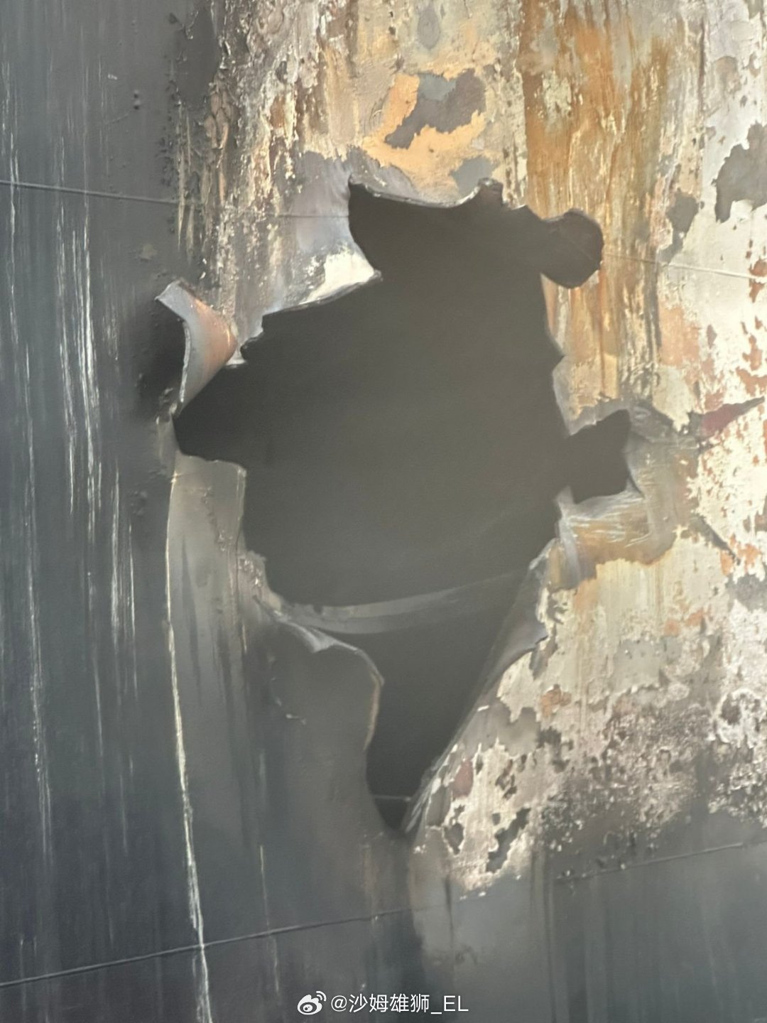 波斯湾内的一艘科威特油轮遭到伊朗人轰炸，原因不明。 