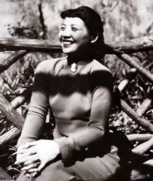 她是最不像特工的女地下党，当年党组织派她潜伏南京，没想到她却打了三年麻将，每天她