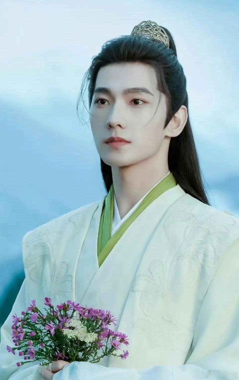金晨不会着重宣传《凡人修仙传》，因为她只是镶边女主，戏份不多，而且她也怕剧万一扑