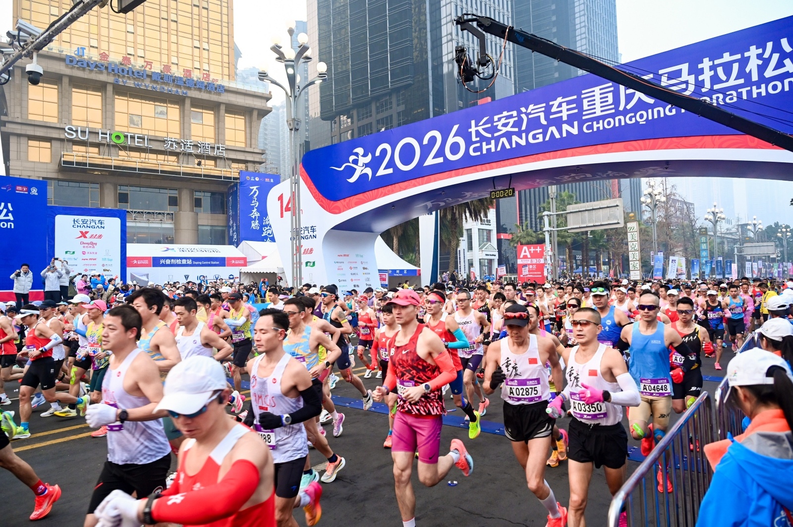 刷到2026重马的热血瞬间，才懂这场赛事的魅力不止于奔跑，更是“永不止步”的向上