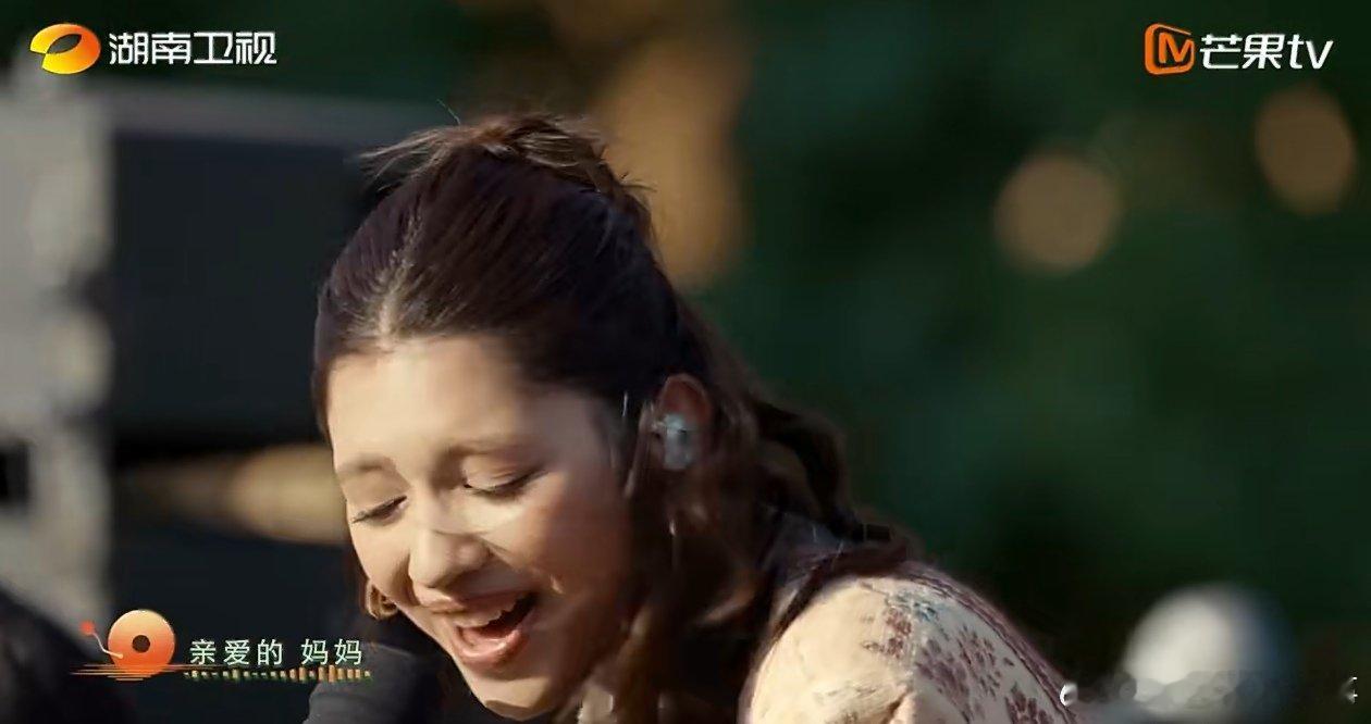 李佩玲唱妈妈声起地平线 当李佩玲站在《声起地平线》舞台唱起《MAMA妈妈》，仿佛