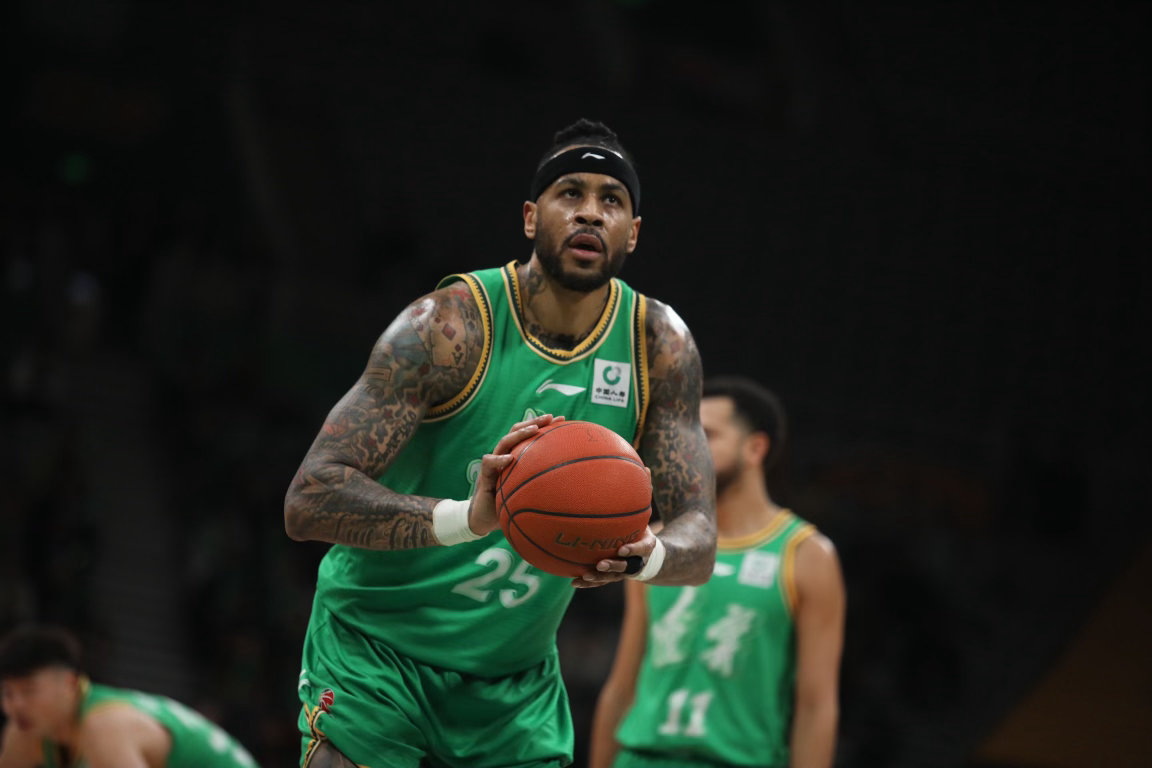 赛后发布会主教练说了莫兰德有点感冒了感谢他带病出战 