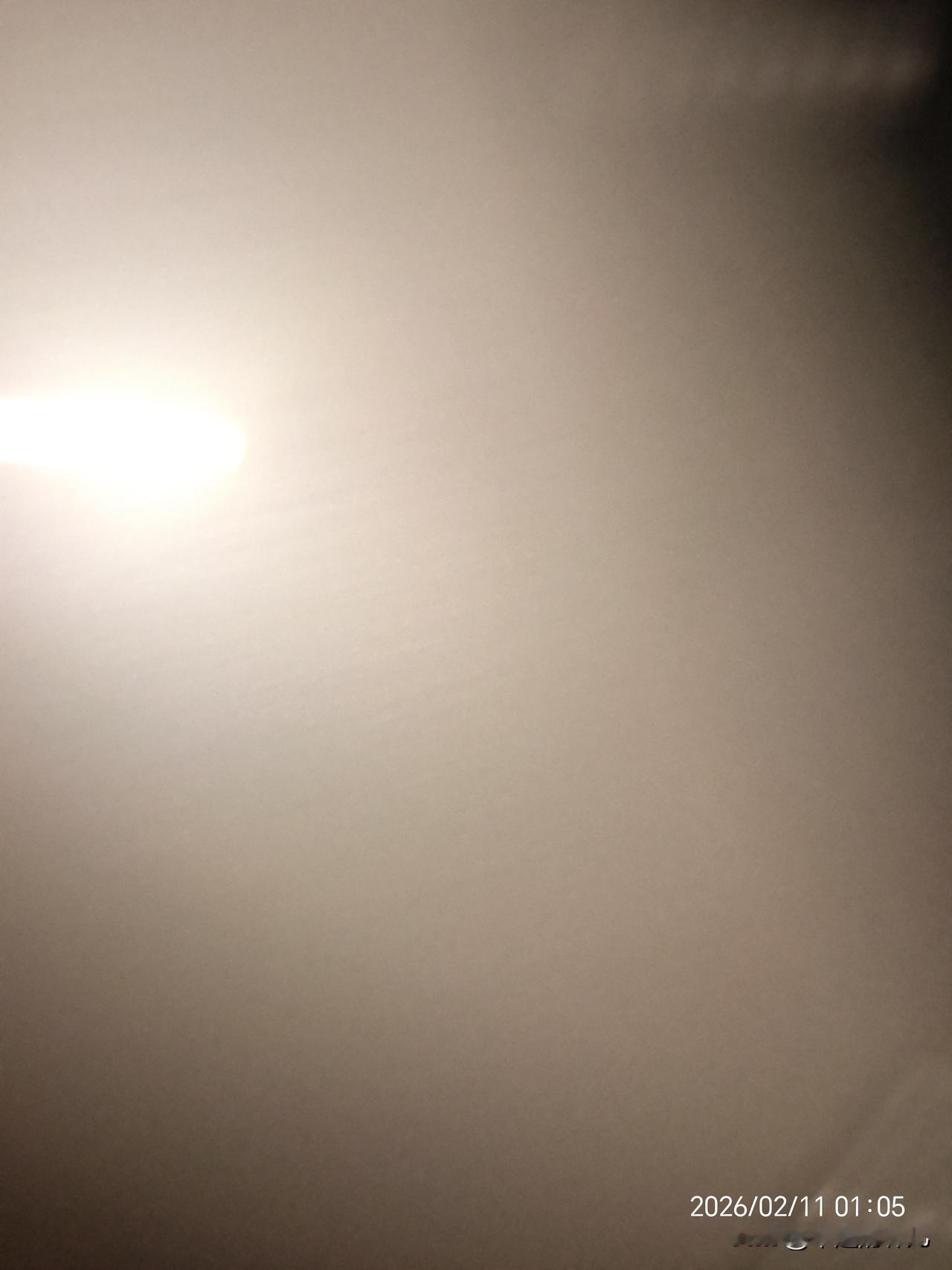 1、交朋友的重点不是五官端正，而是三观端正。
2、登高时举杯的人不稀罕，跌倒时伸