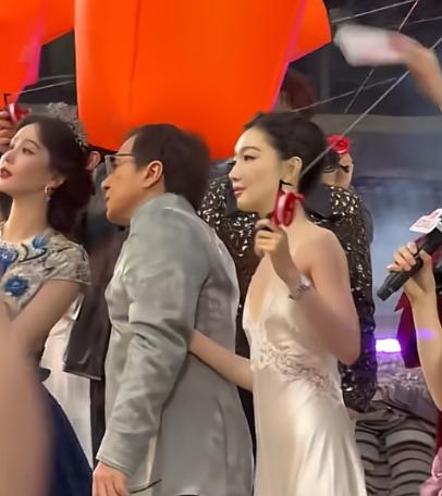 就一个放孔明灯的环节，周冬雨还要搂着成龙。

前几天，峨眉山整了一个活动，差不多