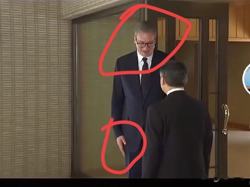 终于弄明白，
为什么武契奇访问日的时候畏畏缩缩了
不是因为畏惧日本人的原因，而是