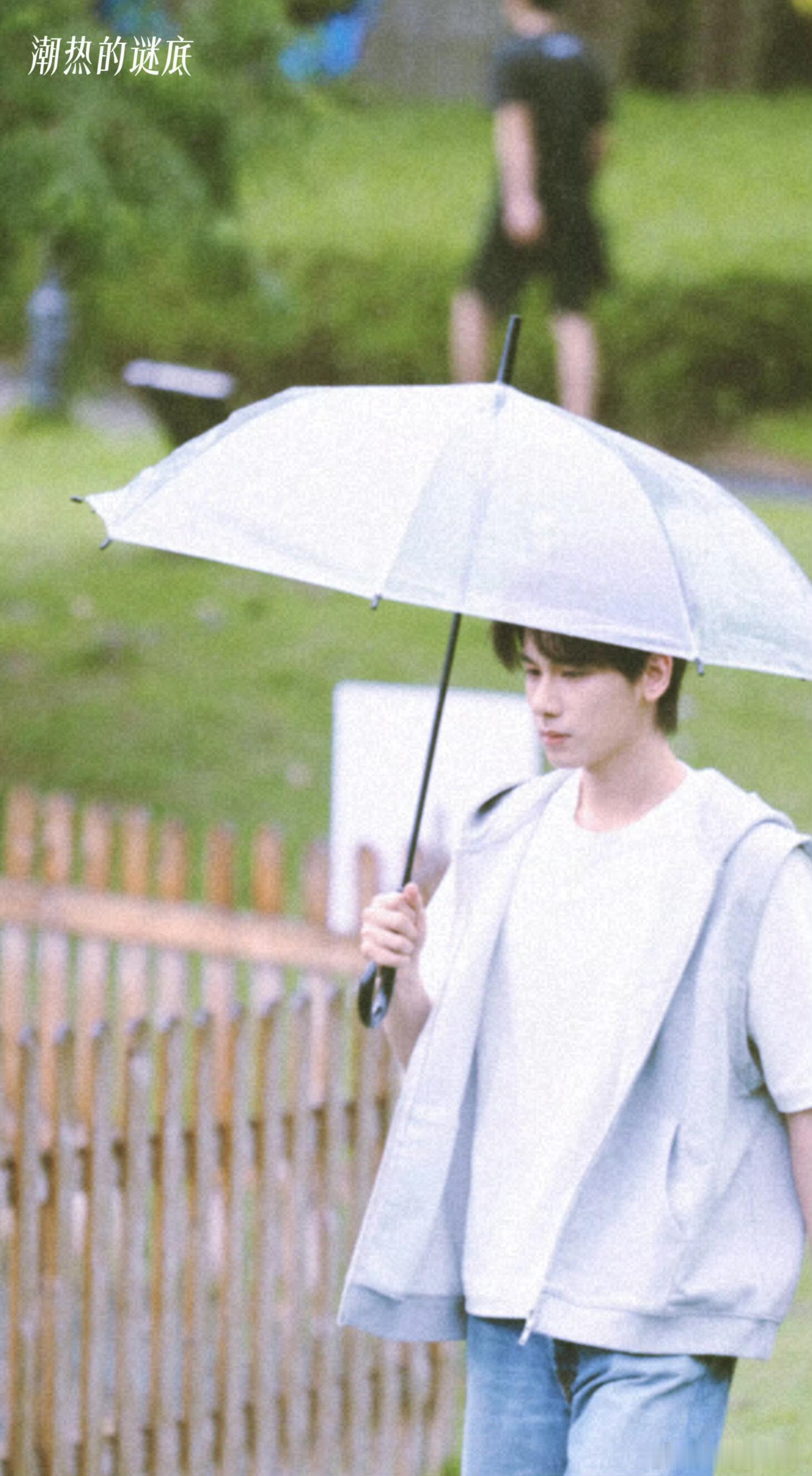 周也胡先煦吻戏路透 这组路透的氛围感真的绝了，雨水打湿了周也的刘海，胡先煦伸手帮
