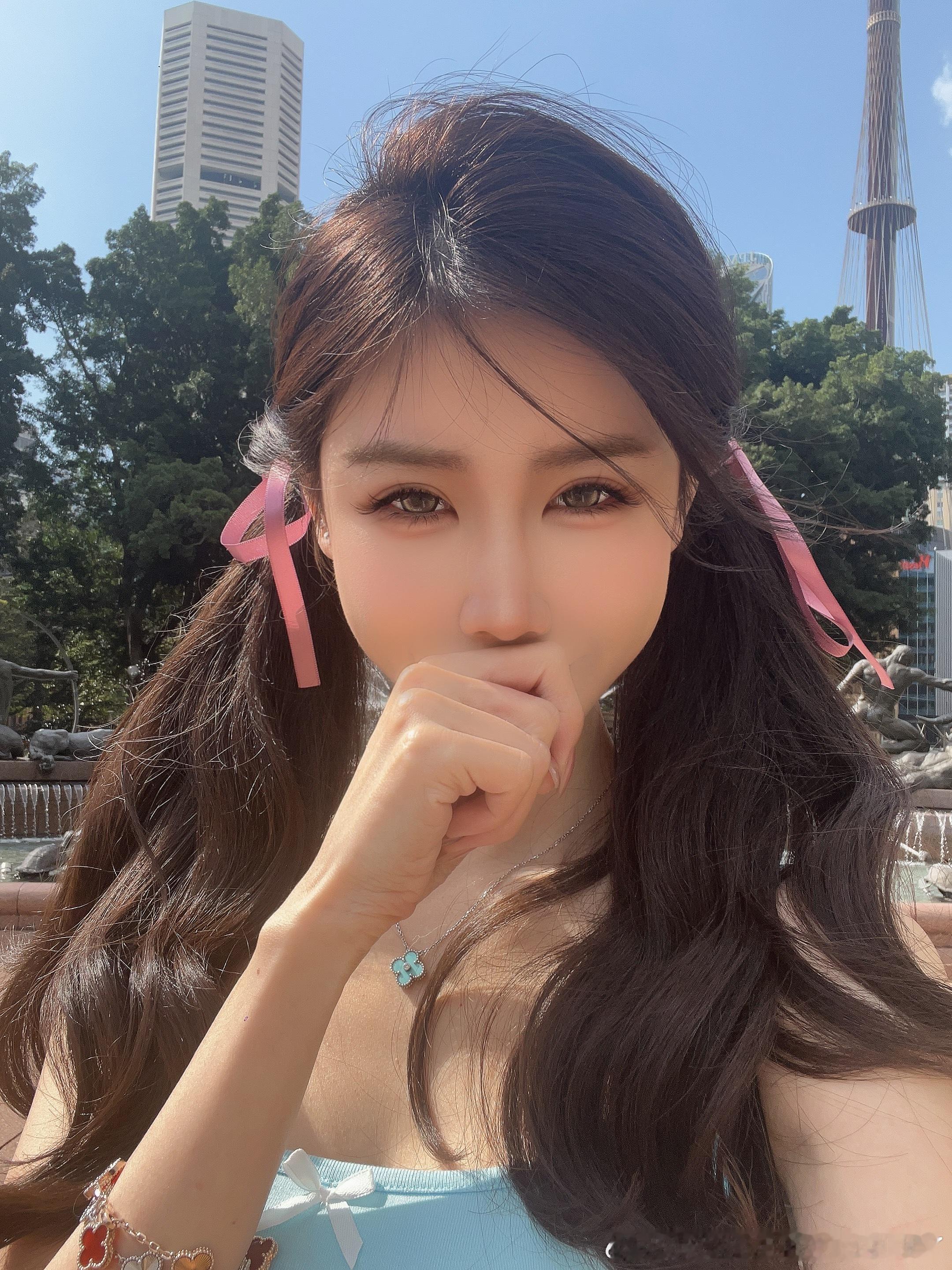 一拍照就立刻来职业病 动作摆的像上班 ​​​