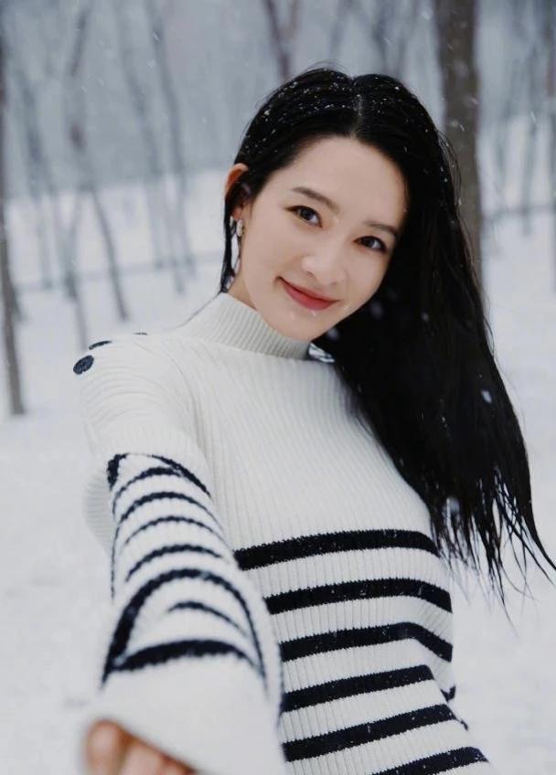 李沁真的好有气质哦！条纹毛衣加上半身裙，一看就高级感满满，根本挡不住！