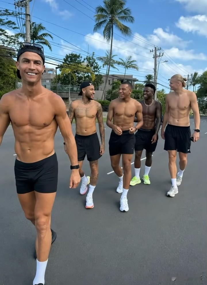 如果这群人组成一支球队，世界杯还有对手吗？
C罗、内马尔、姆巴佩、哈兰德、维尼修