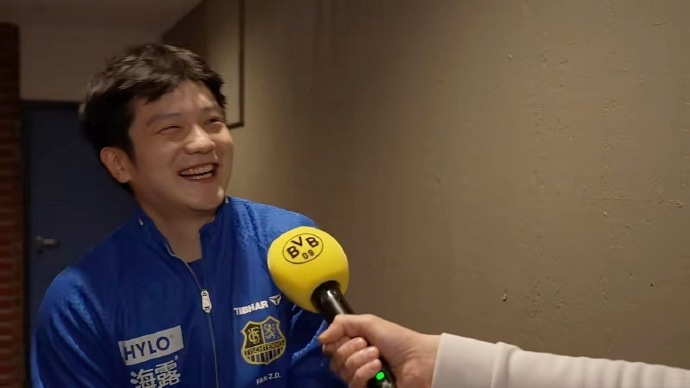 遇到难回答的问题就学樊振东赠送多特蒙德球衣，记者提问樊振东“或许你得把你的皇马球