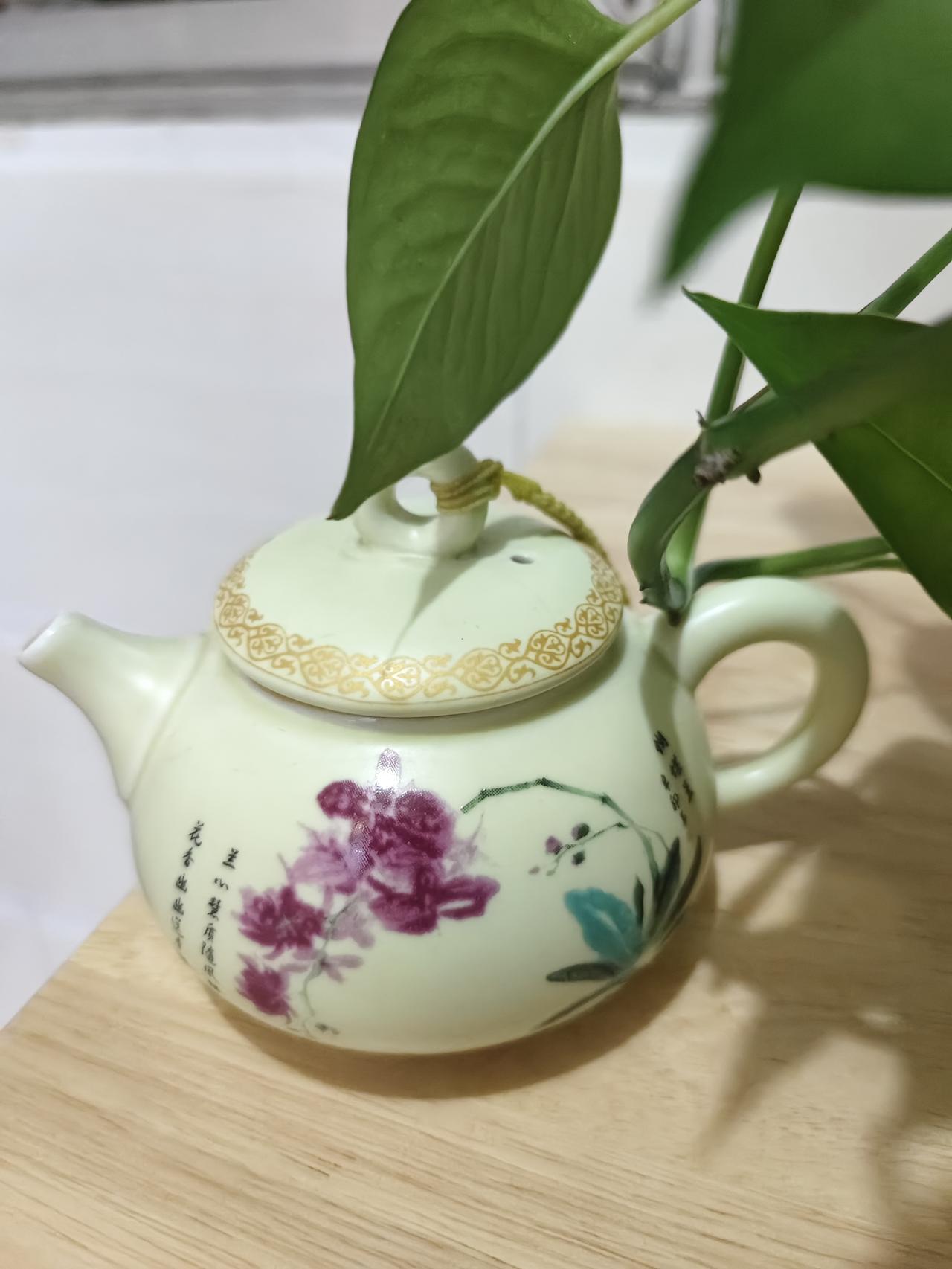 快乐要自己去找。
做一道自己喜欢的菜，
穿一件特别漂亮的衣服。
去个心意已久的地
