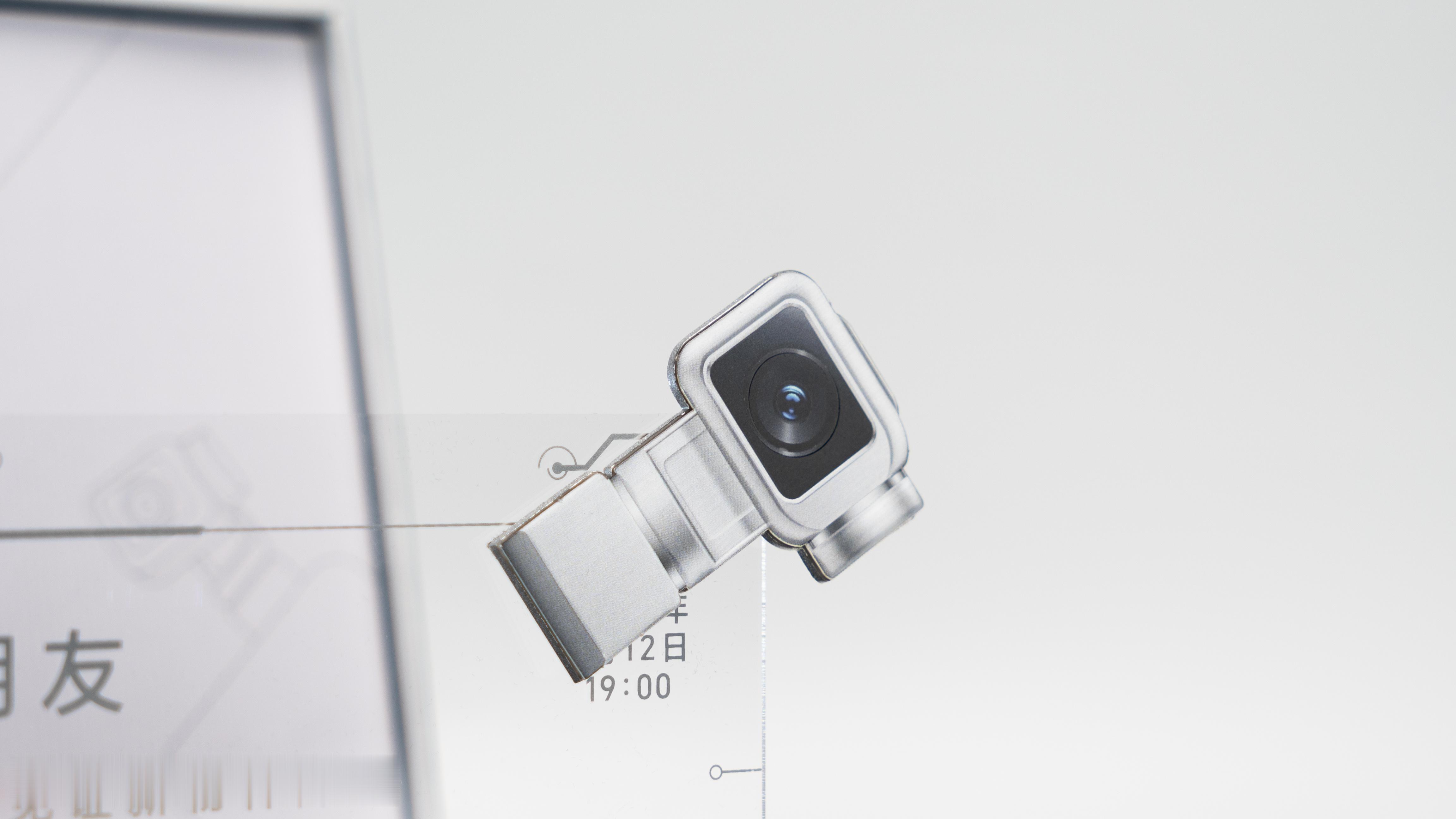 收到荣耀Robot Phone邀请函，“新物种降临”这台融合机械云台与AI智能的