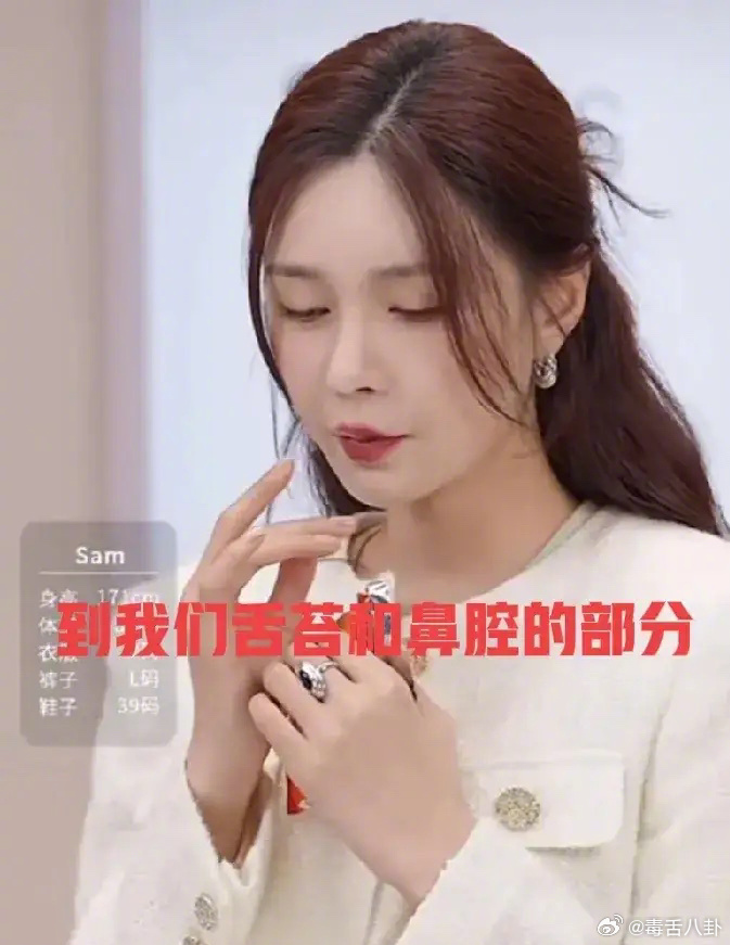 #沈梦辰模仿叶珂# 沈梦辰也是真虎啊！她居然在直播的时候模仿叶柯吃蛋糕，那矫揉造