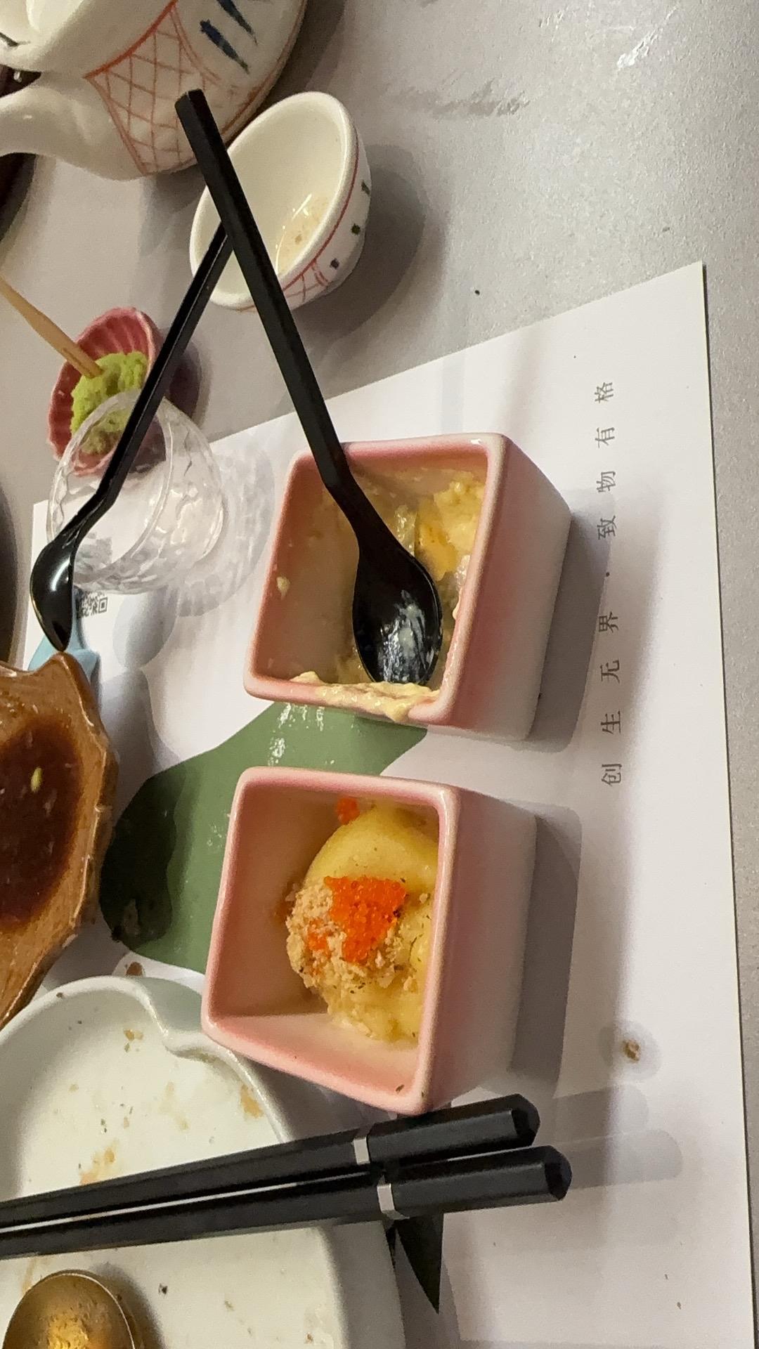 平凡岗位中的感人瞬间

城市的脉搏，由无数平凡岗位守护。深夜，环卫工老李清扫街道