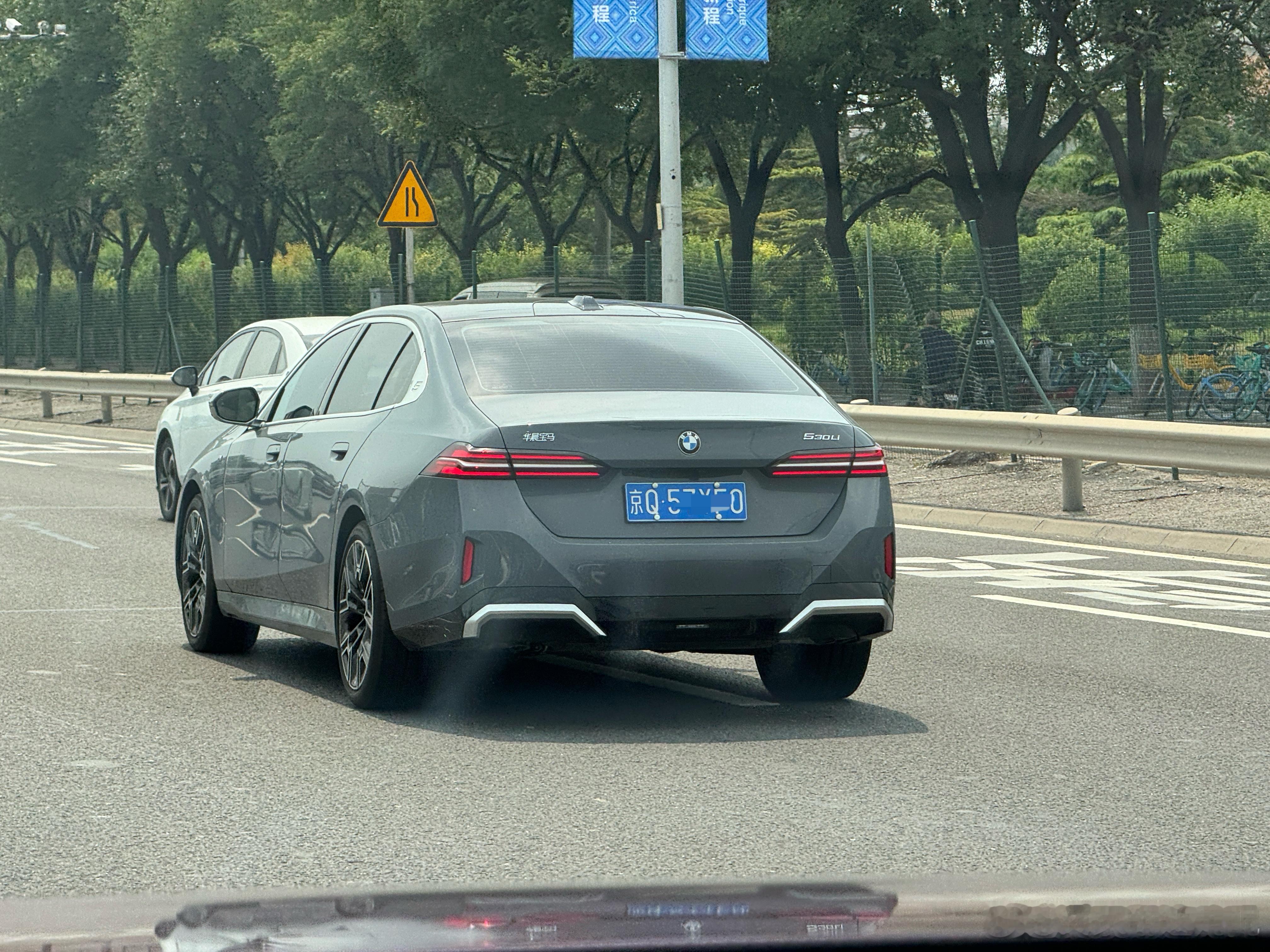 马路上的宝马新五系真的超级少见……想想我们家之前的街车F18，你们说这代为什么就
