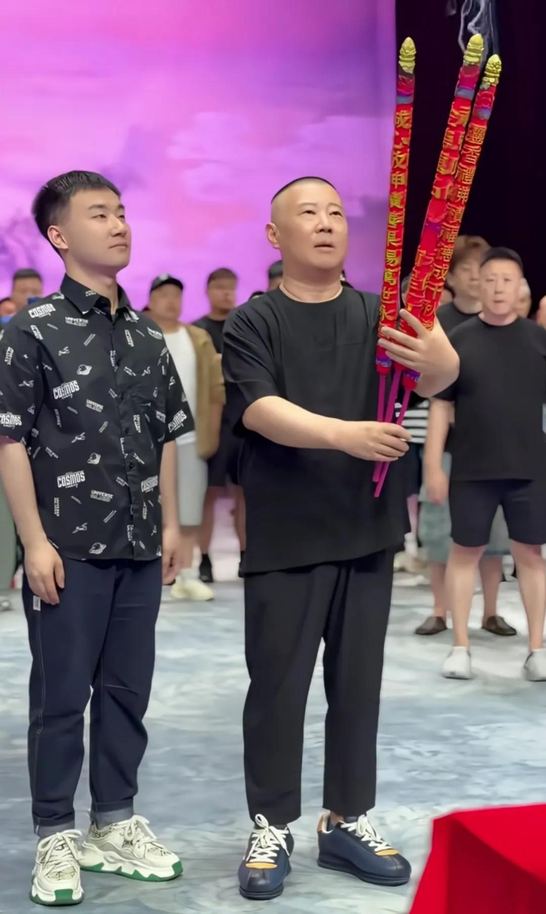 郭德纲剧场开演前舞台上高香。