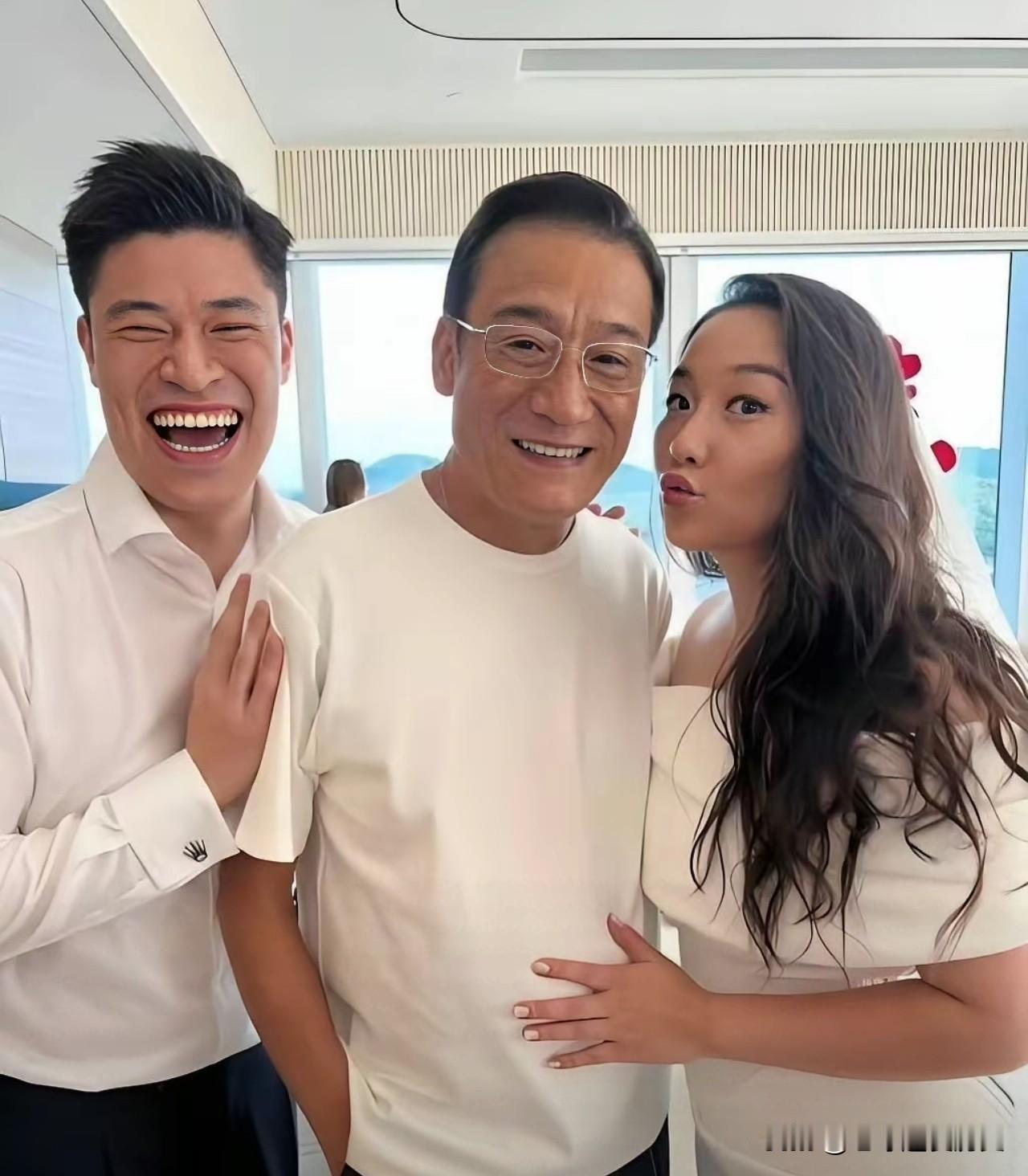 我滴乖乖，这孩子嘴真大！
家辉，你也不怕他把你爷俩给吃了！