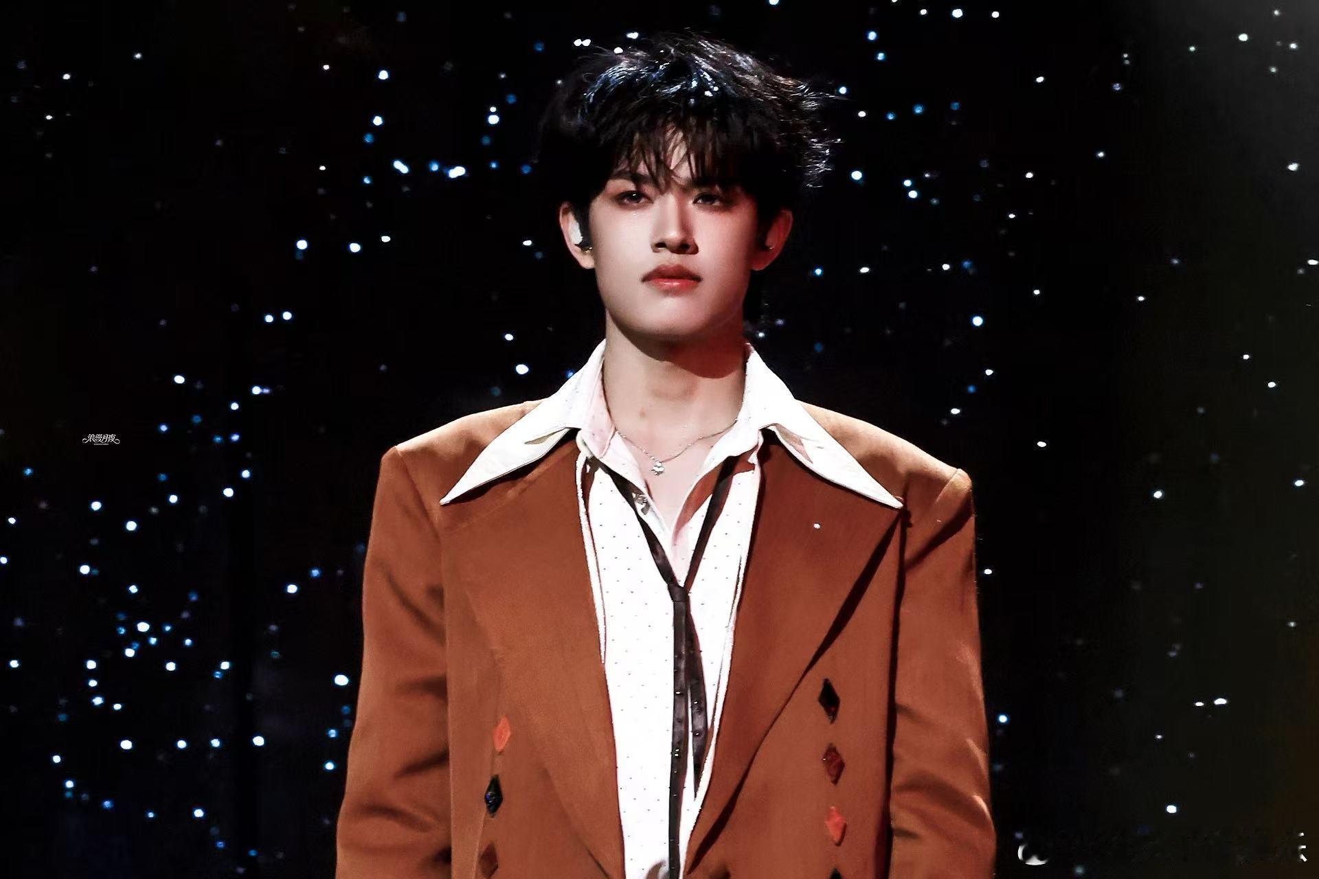 张极 再浪漫一下 舞台上的张极真的在发光，不管是唱功还是表现力都无可挑剔，把浪漫