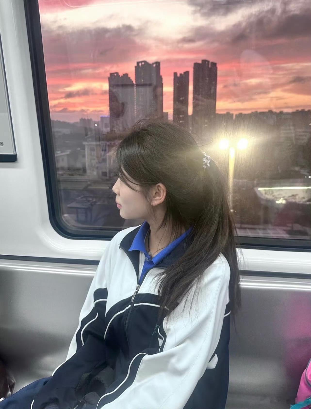 我可能到年纪了，已经从丑衣服进化到全是青春的美的审美了[允悲]深圳校服真香 ​​