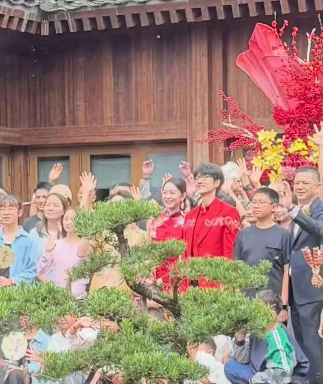 曝许嵩冯禧回门宴许嵩冯禧回门宴现场实拍流出，一身大红中式礼服氛围感拉满，酒席茅台