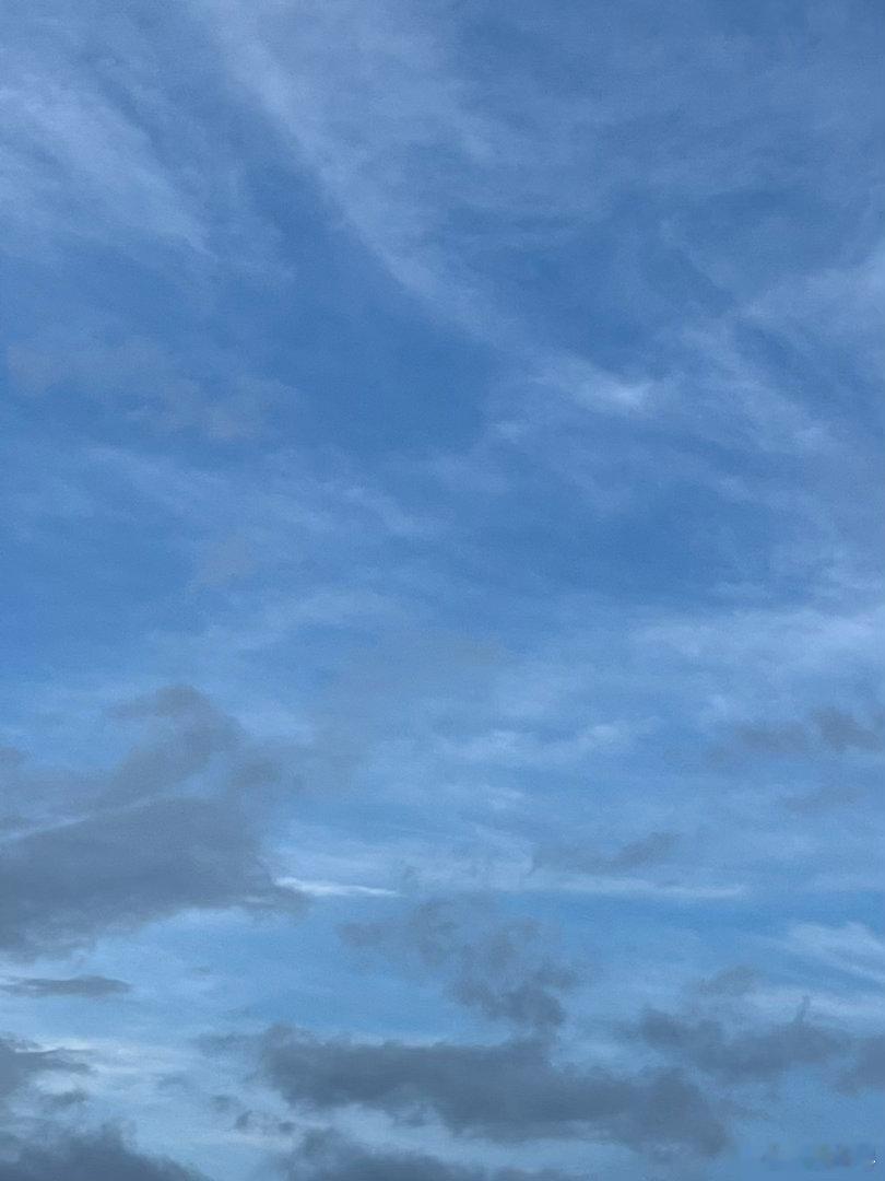 骤雨初歇，有空山新雨后、天气晚来秋的感觉了。 